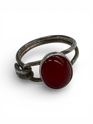 טבעת כסף סטרלינג 925 משובצת קבושון אבן קורניאל . משקל 2.38 גרם 
מידה 46