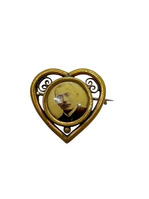 סיכת לוקט אנגלית ישנה עם עיטורי בצורת לב עם מעמד לתמונה מידה 2.5/2.5 ס"מ