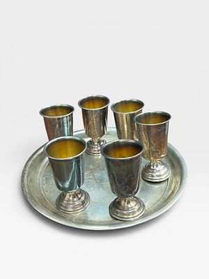 סט 6 כוסיות עם מגש כסף 833 L.G ישראל
עם חריטה דקורטיבית . משקל כולל 190 גרם 
קוטר מגש 16 ס"מ 