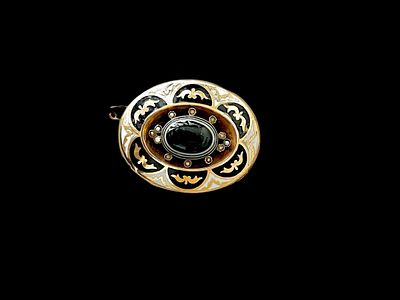 סיכת biedermeier זהב אמאייל בגווני שחור לבן ואבן אגת עתיקה עשוי ככל הנראה זהב 15k כימתאים 