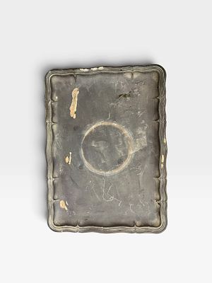 מגש כסף סטרלינג 925 (חתום) . משקל :671 גרם. 
רוחב : 26 ס"מ. 
אורך : 35 ס"מ.
