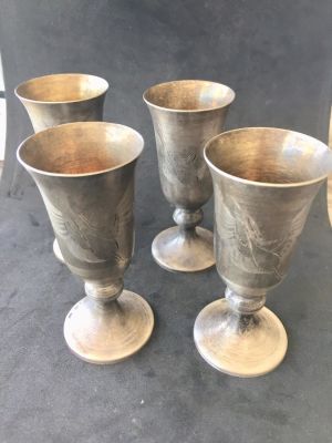 לוט 4 גביעי כסף ישנים (3+1). חתומים. ברה"מ. 
חריטות אומנות. 
גובה: כ- 8.5 ס"מ. 
משקל: כ- 