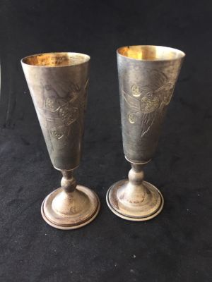 לוט של 2 גביעי כסף ישנים. חתום ברה"מ. 
חריטות אומנות. 
גובה: כ- 9 ס"מ. 
משקל: כ- 59 גרם.