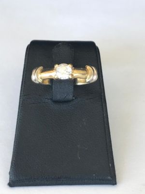 טבעת סוליטר זהב 14K בשיבוץ זירקון. חתום. 
מידה: 6.5 (us). 
משקל: כ- 3.1 גרם