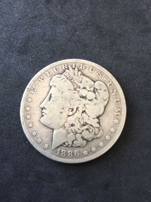 מטבע כסף - מורגן 1 דולר 1886, ארצות הברית, מצב שמור. 
משקל: כ- 26.7 גרם, טוהר: 0.900, קוטר: 37 מ"מ.