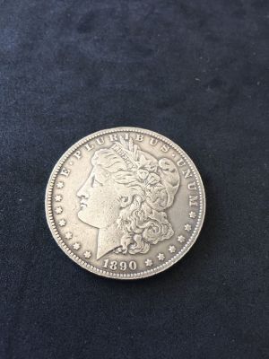 מטבע כסף - מורגן 1 דולר 1890, ארצות הברית, מצב מעולה. 
משקל: כ- 26.7 גרם, טוהר: 0.900, קוטר: 37 מ"מ.