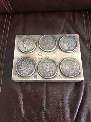קופסת כסף GORHAM STERLING עתיקה, חתומה וממוספרת עם מיכסה עליון המשובץ ב- 6 מטבעות כסף 1 דולר (4 