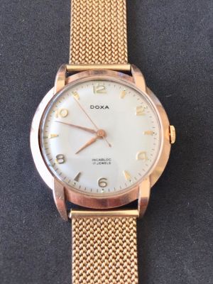 שעון זהב יפה ומרשים לגבר של חברת דוקסה DOXA. משקל כולל: כ- 67.9 גרם . 
רצועת 