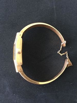 שעון זהב 18K בסגנון צמיד של BAUME &amp; MERCIER 
קוטר: כ- 5.5 ס"מ.