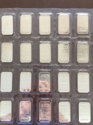 מארז נדיר ביותר של 20 מטילי כסף טהור של חברת JOHNSON MATTHEY - JM ממוספרים במספרים עוקבים. 
כל 