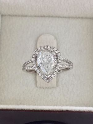 יהלום טבעי מרכזי במשקל 1.50ct בליטוש אגס... 
טבעת זהב לבן 14K יוקרתית במיוחד עם תעודת מעבדה 