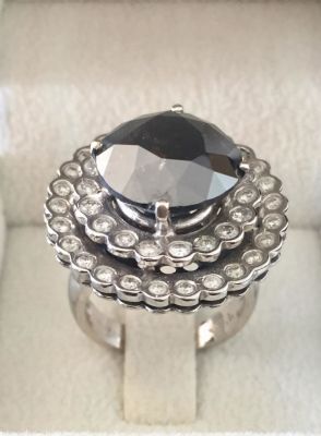 יהלום שחור ענק במשקל של 10.36ct .... 
טבעת זהב לבן 18K מהממת עם תעודת מעבדה גמולוגית של EG LABS 