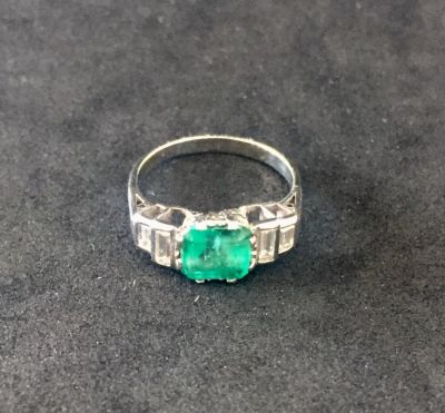 טבעת זהב לבן 14K מקסימה עם תעודת מעבדה גמולוגית של EG LABS מוערכת ב- 3850$. 
משובצת אמרלד טבעי 