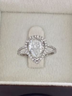 יהלום טבעי מרכזי במשקל 1.50ct בליטוש אגס... 
טבעת זהב לבן 14K יוקרתית במיוחד עם תעודת מעבדה 
