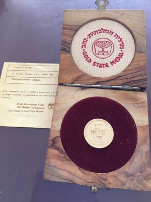 מדליית עם ישראל חי, זהב 750 של החברה הממשלתית. 18 מ"מ משקל 4.4 גרם. 
נתון בתוך קופסת עץ זית מקורית.