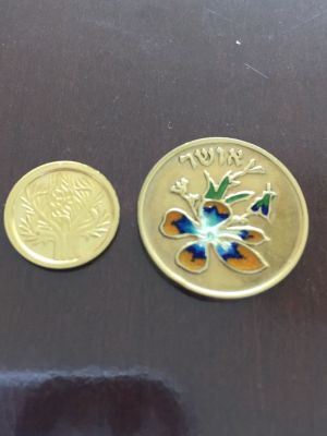 לוט 2 מדליות זהב 585 של החברה הממשלתית. 
מדליית אושר: 22 מ"מ משקל 7 גרם. 
מדליית עם ישראל חי: 