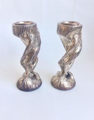 זוג פמוטי כסף בשיטת האלקטרופורמינג. 
במצב יפה ושמור. 
גובה: כ- 12 ס"מ. 
משקל: 209 גרם.