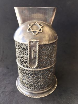 קופת צדקה עתיקה מכסף, חתום 84 ושלל חותמות, מ- 1857. 
עבודת יד מיוחדת ויפה ביותר. נדיר. במצב 