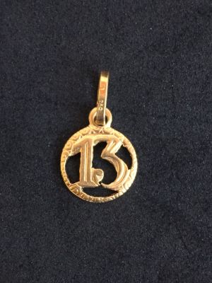תליון זהב צהוב 18K עם הספרות 13 מוקף בעיגול. תבליטים בחזית ובגב. 
משקל: 0.8 גרם.