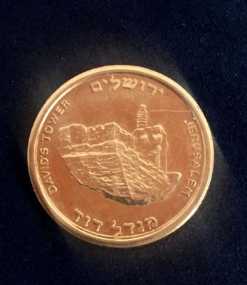 מדליית זהב - הנפקה פרטית. 
קוטר: כ- 20 מ"מ. 
טוהר זהב: 0.750 
משקל: כ- 3 גרם.