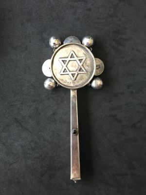 רעשן כסף 84 מיוחד ויפה. 
אורך: כ- 16 ס"מ. 
משקל: כ- 62.5 גרם. 
ספק לגבי אותנטיות הפריט.