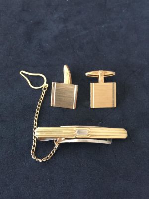 לוט חפתים וסיכת עניבה 18K. חתום. 
משקל כולל: 17.9 גרם.