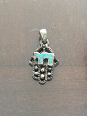תליון חמסה מכסף 925 עם הכיתוב חי בשיבוץ אופל. פריט יפה ומיוחד. חתום.