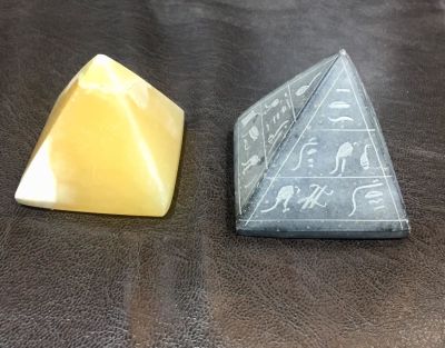 לוט 2 פירמידות מאבנים טבעיות. מידות: כ- 6X6X5.5 ס"מ כל אחד.