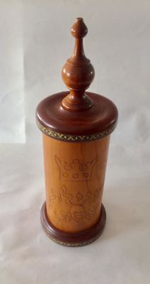 בית מגילה מעץ. עבודה מיוחדת. 
מידות: 30X10 ס"מ.
