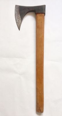 גרזן ישן. חתום. 
מידות: 50X15 ס"מ.