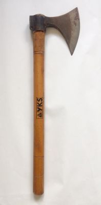גרזן ישן. חתום. 
מידות: 45X13 ס"מ.