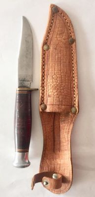 סכין צייד ישנה ואיכותית של J.H.THOMPSON (CUTLERY) LTD. SHEFFIELD ENGLAND תחת המותג "Sabre". נדן עור.