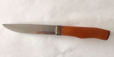 סכין צייד/עבודה של חברת הפאר השוודית MORA. 
LAMINATED STEEL. 
אורך כללי: 22 ס"מ.