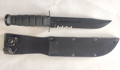 סכין צבאית/לחימה גדולה ומסיבית של חברת KA-BAR האמריקנית. איכותית ביותר. נדן עור. אורך כללי: 30 ס"מ.