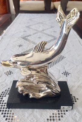 פסל כסף גדול ומרשים בצורת דולפין עם הזהבה על בסיס שיש שחור של בן ציון. מידות: 20X15 ס"מ. בשיטת 