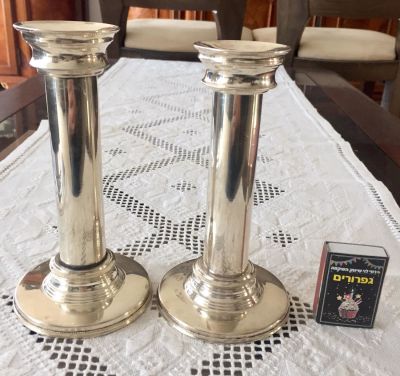 זוג פמוטי כסף (925) יפים ומרשימים. משקל: 388.2 גרם. גובה: כ- 18 ס"מ.