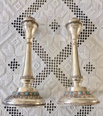 זוג פמוטי כסף (935) מיוחדים בשילוב עבודת פיליגרן ובשיבוץ אבני טורקיז. משקל: 220.7 גרם גובה: כ- 