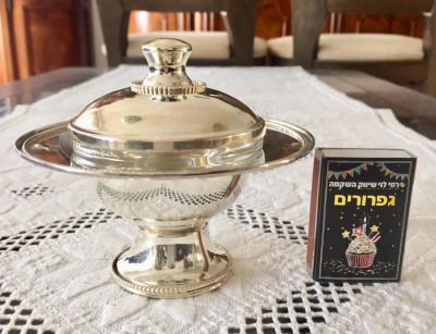 כלי כסף (925) חמוד לסוכריות ו/או דבש. 
משקל כולל זכוכית: 168.1 גרם.