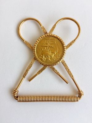 מחזיק שטרות ישן מאוד מזהב 18K משולב במדליה זהב (ככל הנראה צרפתי). חתום. 
מידות: כ- 6X5 