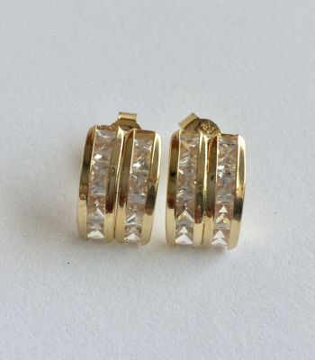 עגילי זהב 14K יפות ועדינות משובצות זירקונים. 
משקל: 2 גרם.