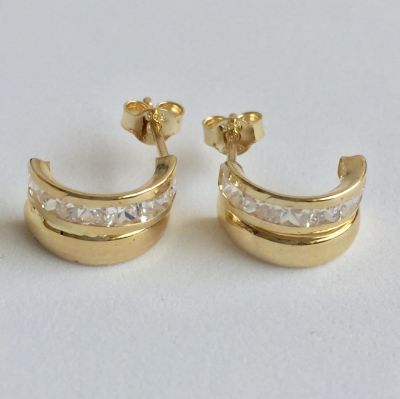 עגילי זהב 14K יפות ועדינות משובצות זירקונים. 
משקל: 2.2 גרם.