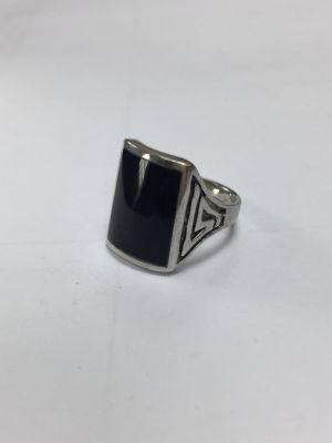 טבעת 925 סטרלינג מיוחדת 10.3 גרם מצופה רודיום ומשובצת אבן אוניקס גדולה 2x1.3 ס"מ. 
מידה 21