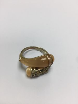 טבעת 925 סטרלינג 9.5 גרם יפיפייה בעיצוב מדהים עם אבני קריסטל. 
מידה 18