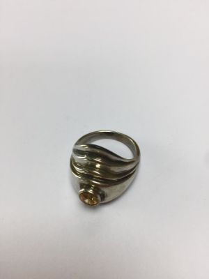 טבעת 925 סטרלינג יפיפייה 6.5 גרם משובצת זרקון כתמתם. 
מידה 18