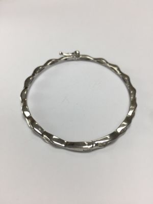צמיד 925 סטרלינג כסף מצופה רודיום איטלקי. עדין ויפה משובץ זרקונים בצורת אליפסה 
קוטר 6 ס"מ 7 גרם