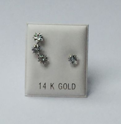 עגילים צמודים זהב לבן 14K בצורה מיוחדת משובצים זרקונים