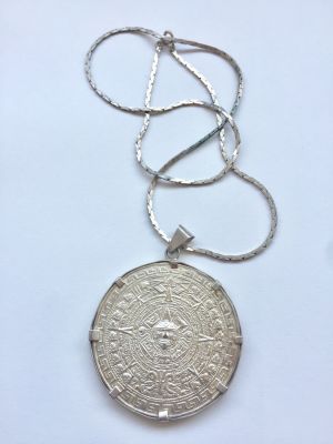 שרשרת ותליון בדוגמא אצטקית מדרום אמריקה. 
קוטר מדליה: 5.5 ס"מ. 
אורך כללי: 36 ס"מ