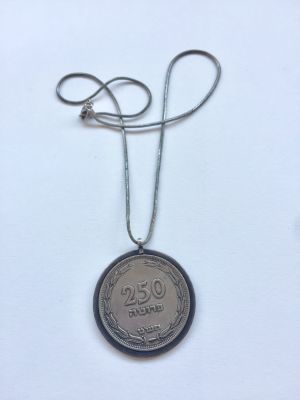 שרשרת ותליון עם מטבע 250 פרוטה תש"ט. 
אורך כללי: כ 23 ס"מ.