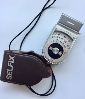 מכשיר מדידה מכני ככל הנראה נועד למדידת אור (לצלמים וכד'). בנרתיק עור. 
מידות: כ 7.5X5 ס"מ
