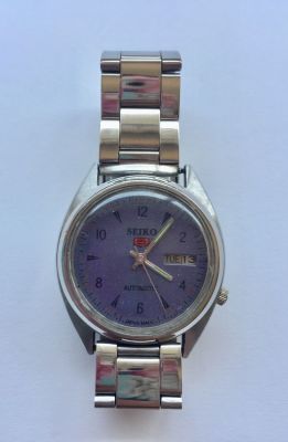 שעון SEIKO 5 אוטומטי. רצועת אלחלד. עובד אך דרוש תיקון במוט כיוון השעון. 
קוטר: 35 מ"מ